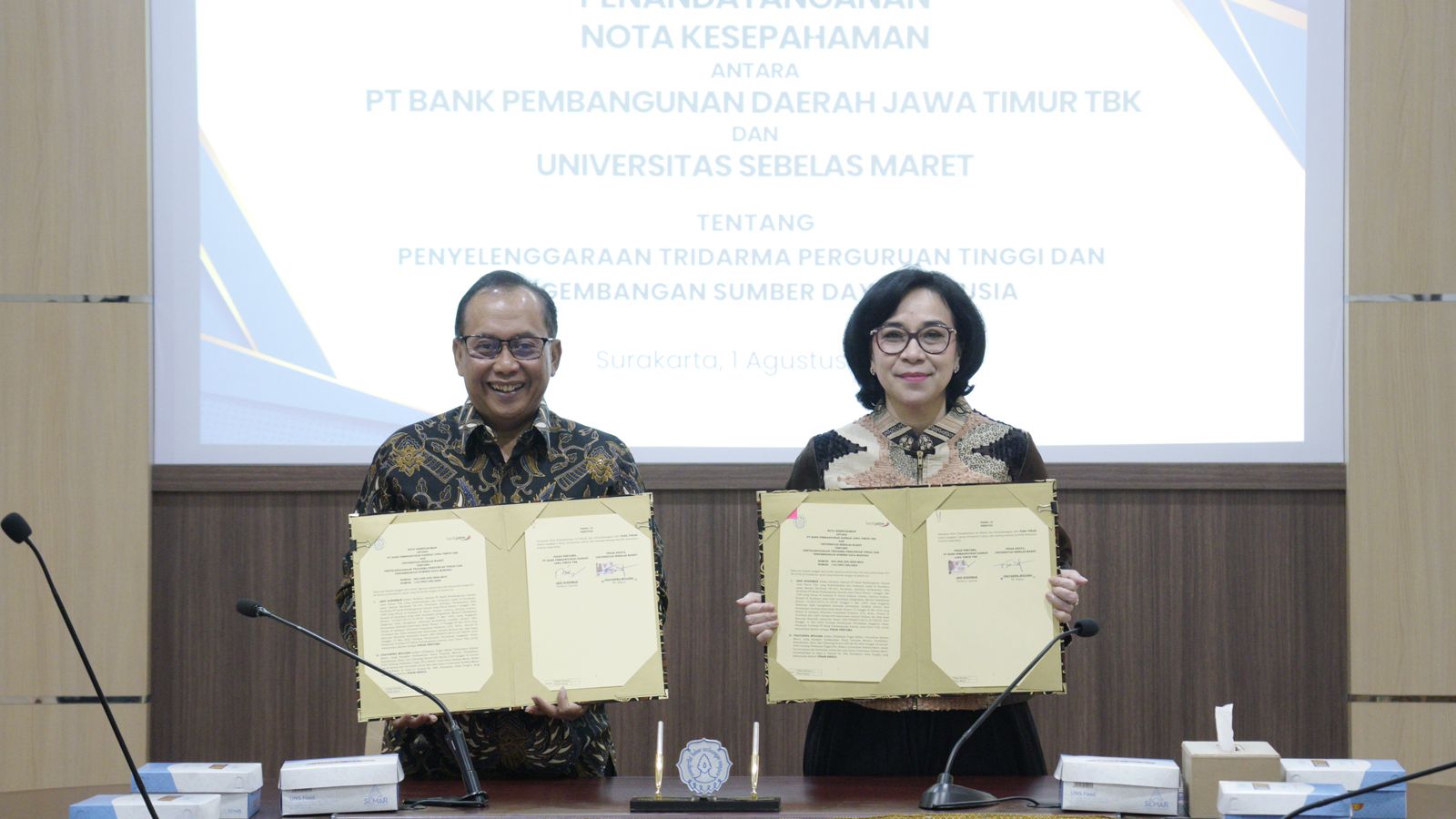 Direktur Operasi Bank Jatim Arif Suhirman (kiri) dengan Plt. Rektor UNS Chatarina Muliana saat penandatanganan MoU.
