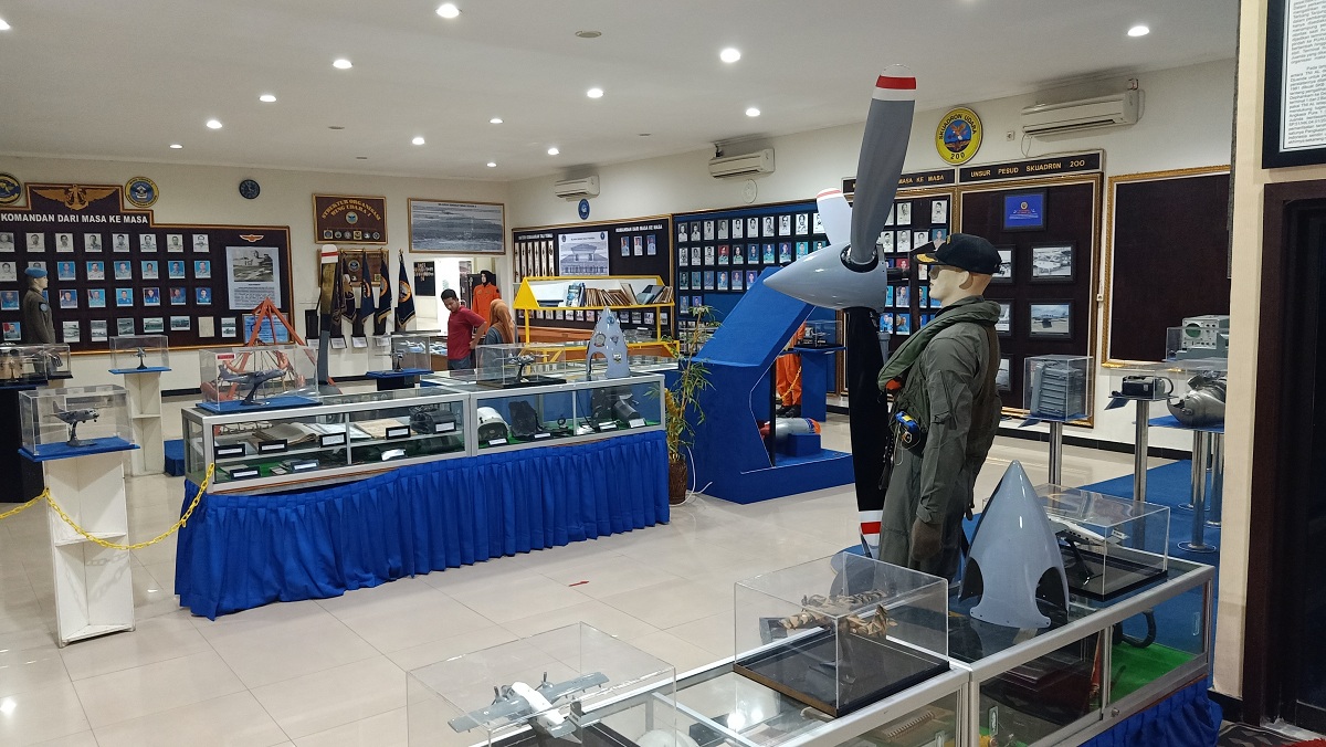 MENGEDUKASI : Suasana ruang utama Museum Penerbangan TNI AL.