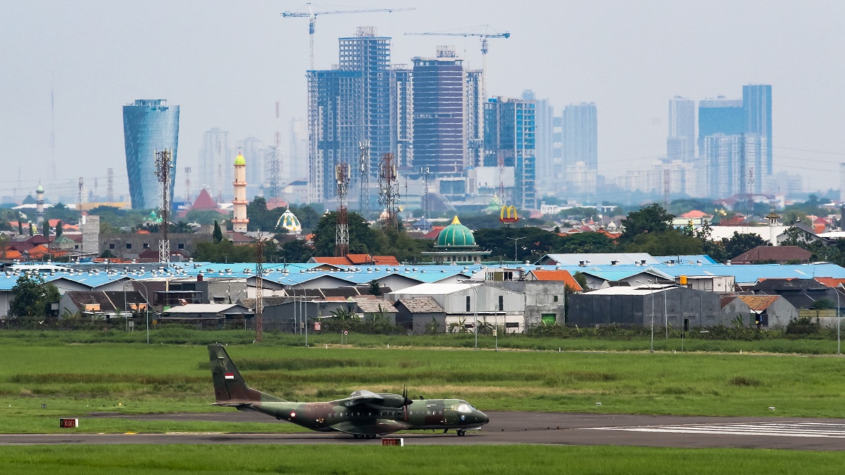 PEMANDANGAN : Bandara Juanda dengan latar belakang Kota Surabaya.