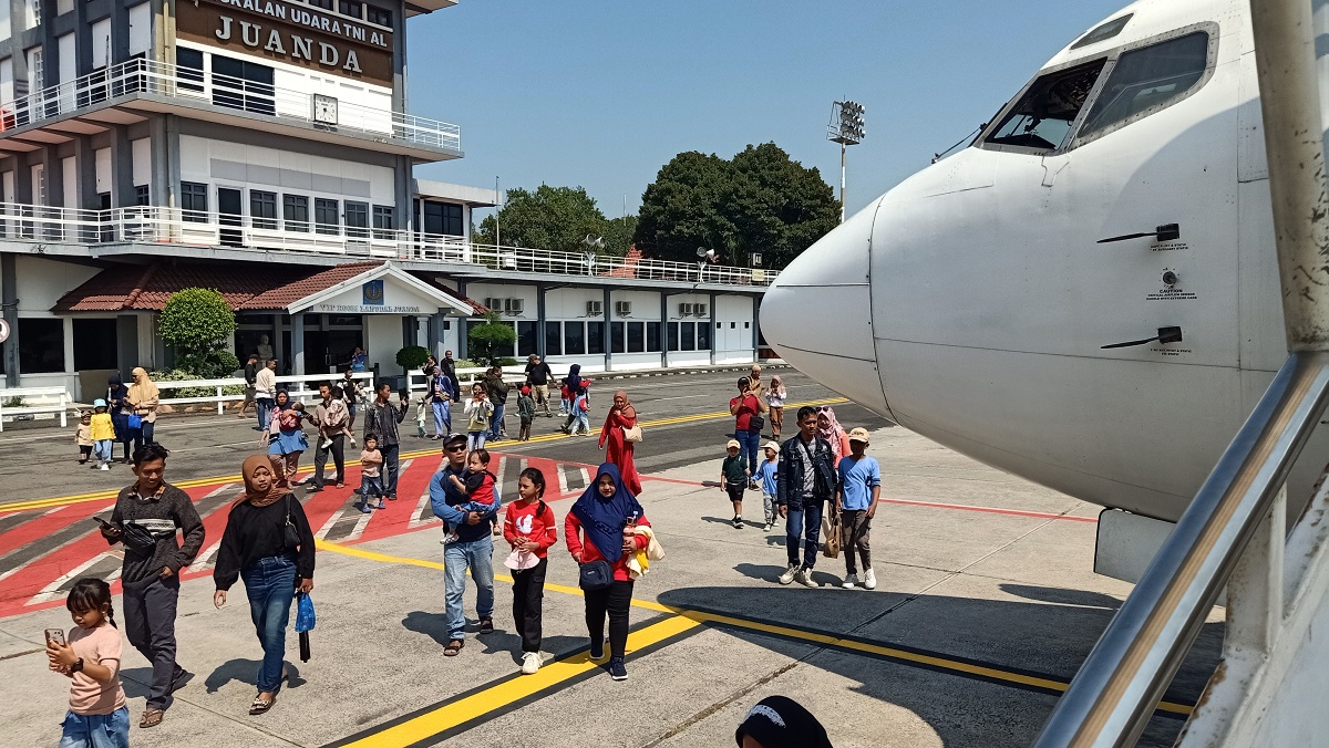 BEBAS MASUK : Para pengunjung memasuki area Apron Bandara Juanda.