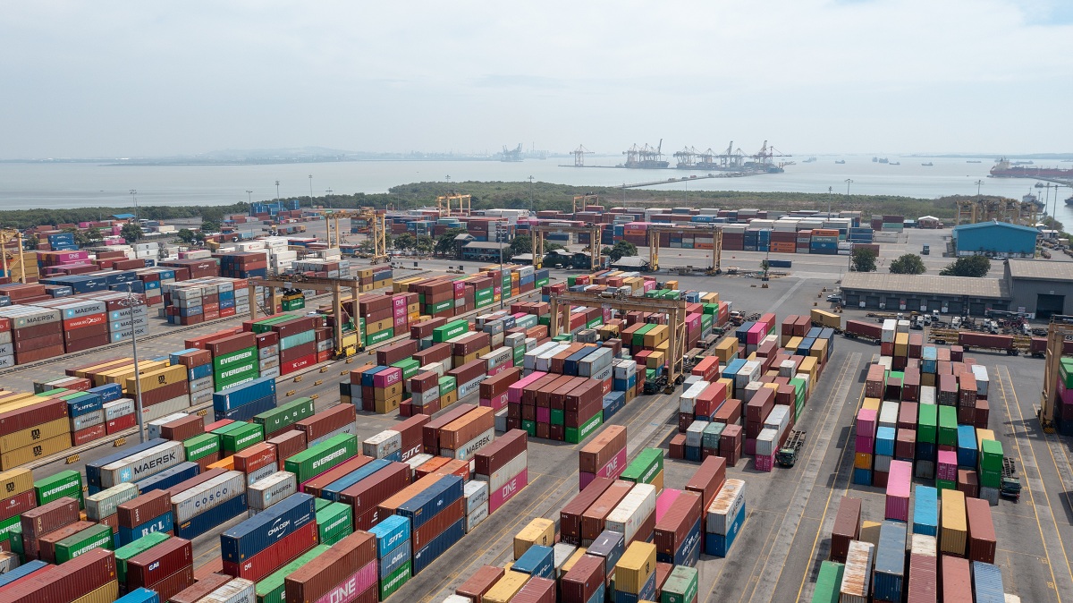 MENINGKAT: PT Terminal Petikemas Surabaya mencatat arus peti kemas pada Januari hingga Juli tahun 2024 naik 10,11 persen.