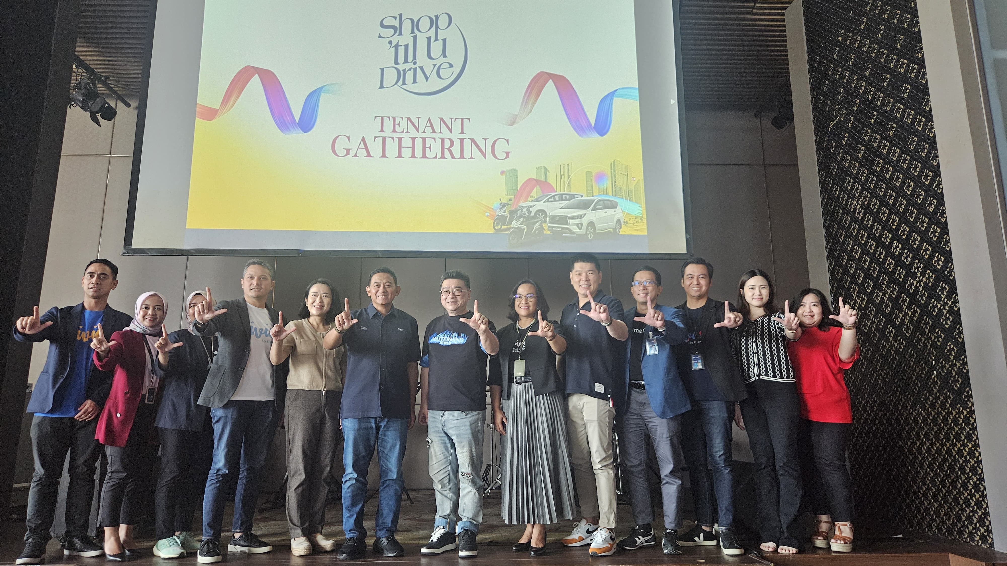 Sutandi Purnomosidi (tujuh dari kiri) bersama Hendra Wahyudi (enam dari kiri) foto bersama usai penandatanganan MoU kerja sama Pakuwon Group dan Bank Mandiri Region VIII/Jawa 3.