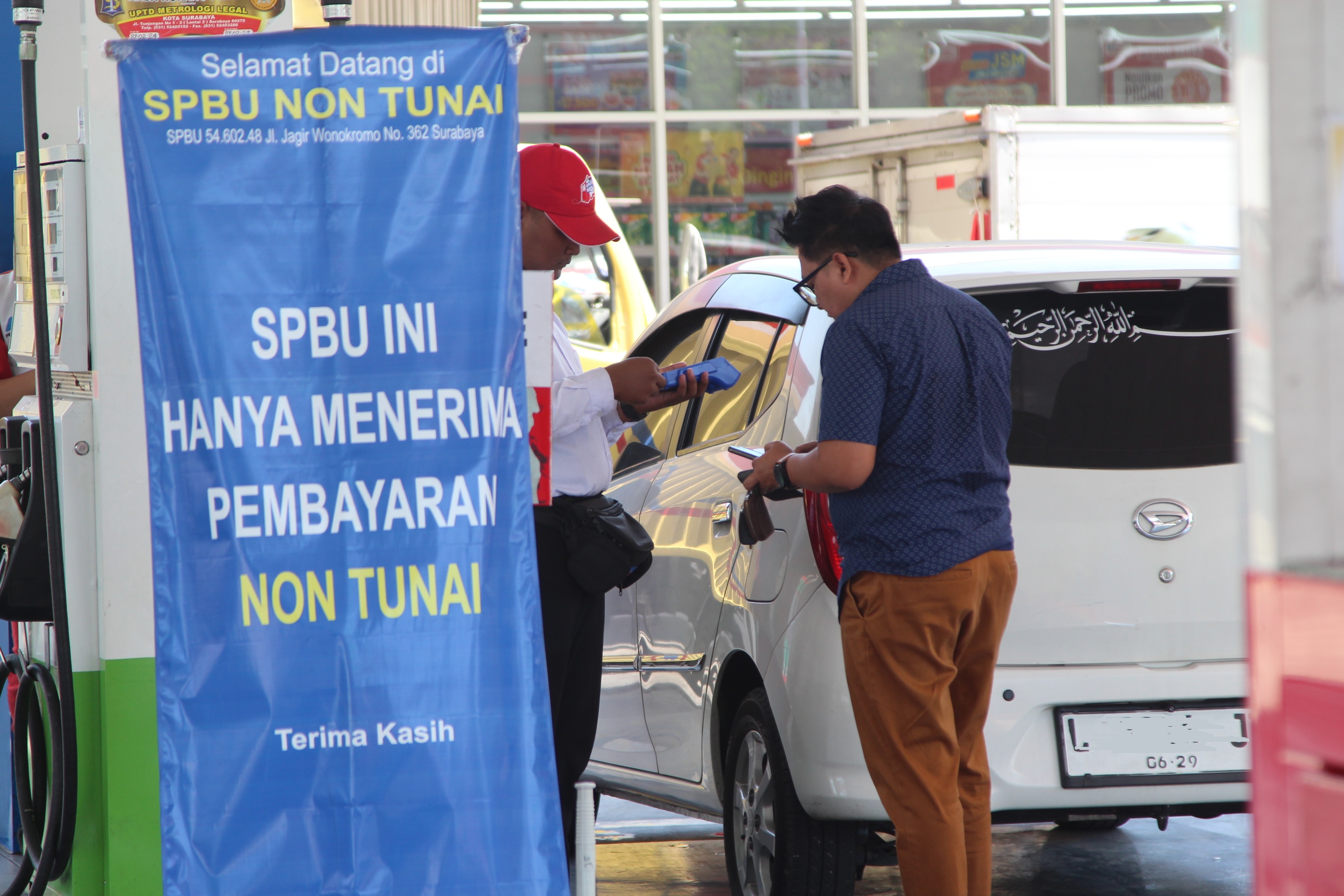 YANG PERTAMA: SPBU Jagir, Surabaya yang sudah menerapkan full cashless dalam transaksi pembelian BBM.