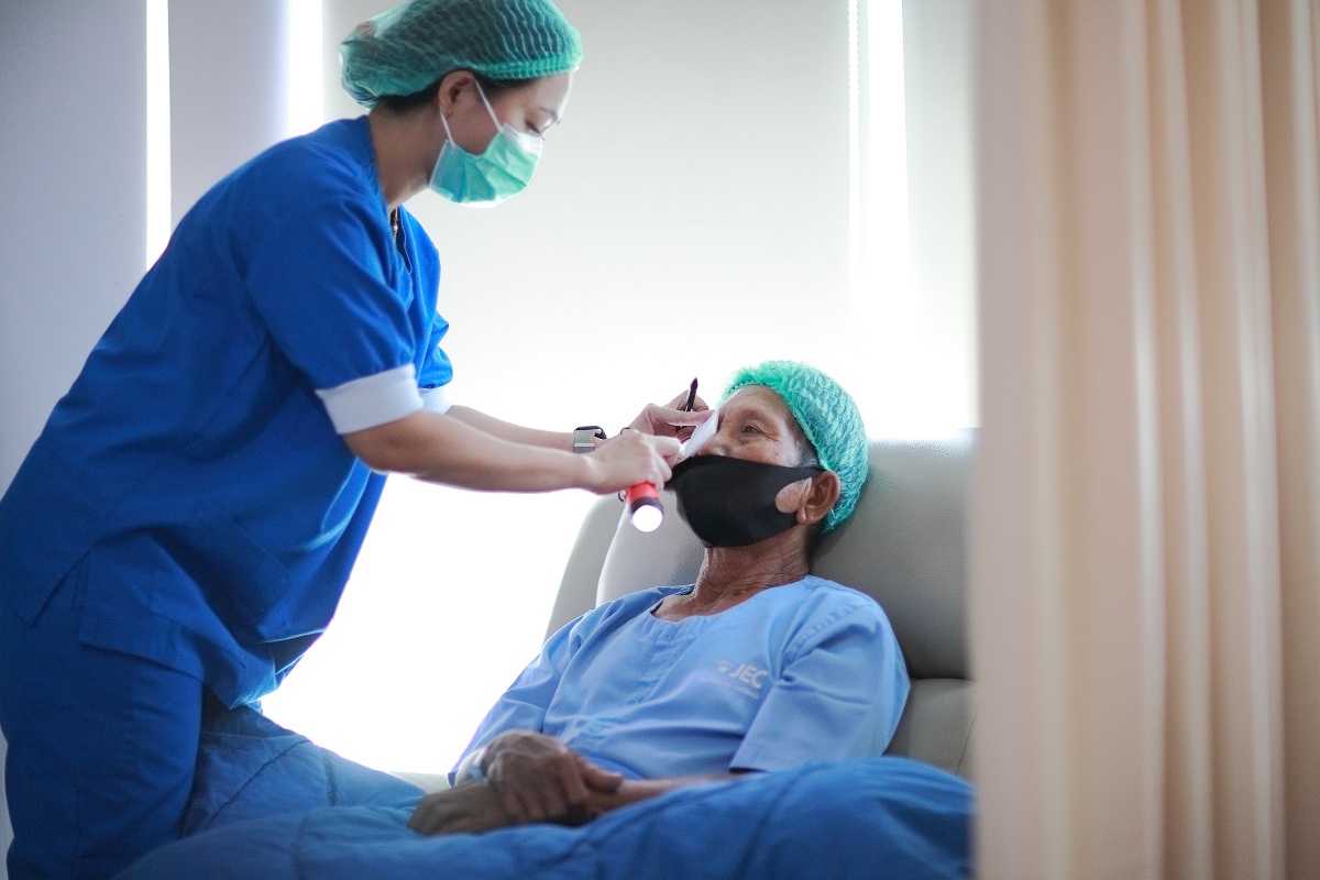 KEPEDULIAN SOSIAL: JEC Eye Hospitals & Clinics melakukan operasi katarak gratis dengan jumlah penerima manfaat mencapai lebih dari 3.000 orang.