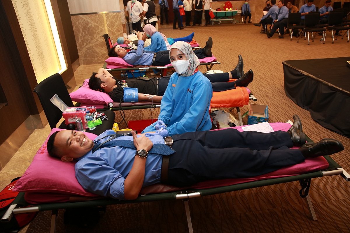 MENOLONG SESAMA: Kegiatan sosial donor darah yang diikuti seluruh karyawan JEC Group.