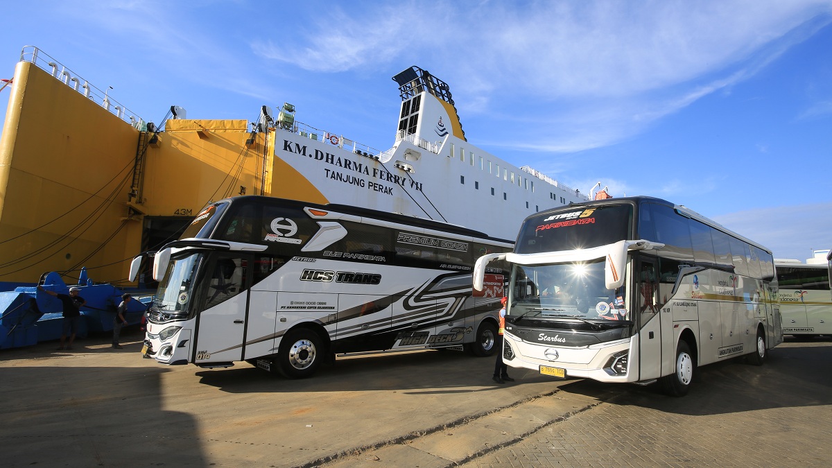 VOLUME MENINGKAT: Pengiriman bus ke IKN di Pelabuhan Tanjung Perak Surabaya menggunakan kapal KM Dharma Ferry VII beberapa waktu lalu.