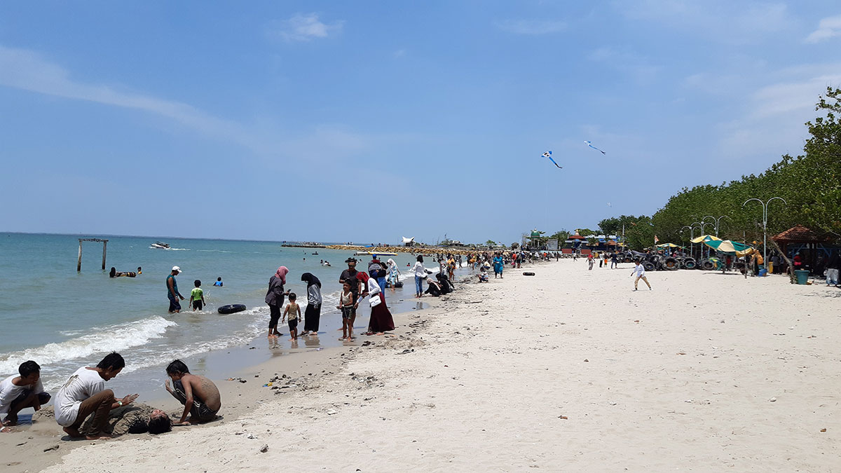 Pantai Delegan menjadi slaah satu destinasi wisata favorit di Kabupaten Gresik.