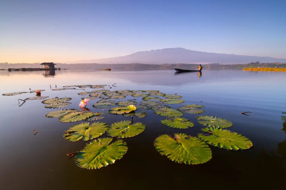Ada banyak destinasi wisata yang indah di dekat Kota Surabaya, seperti Danau Ranu Grati, Pasuruan.