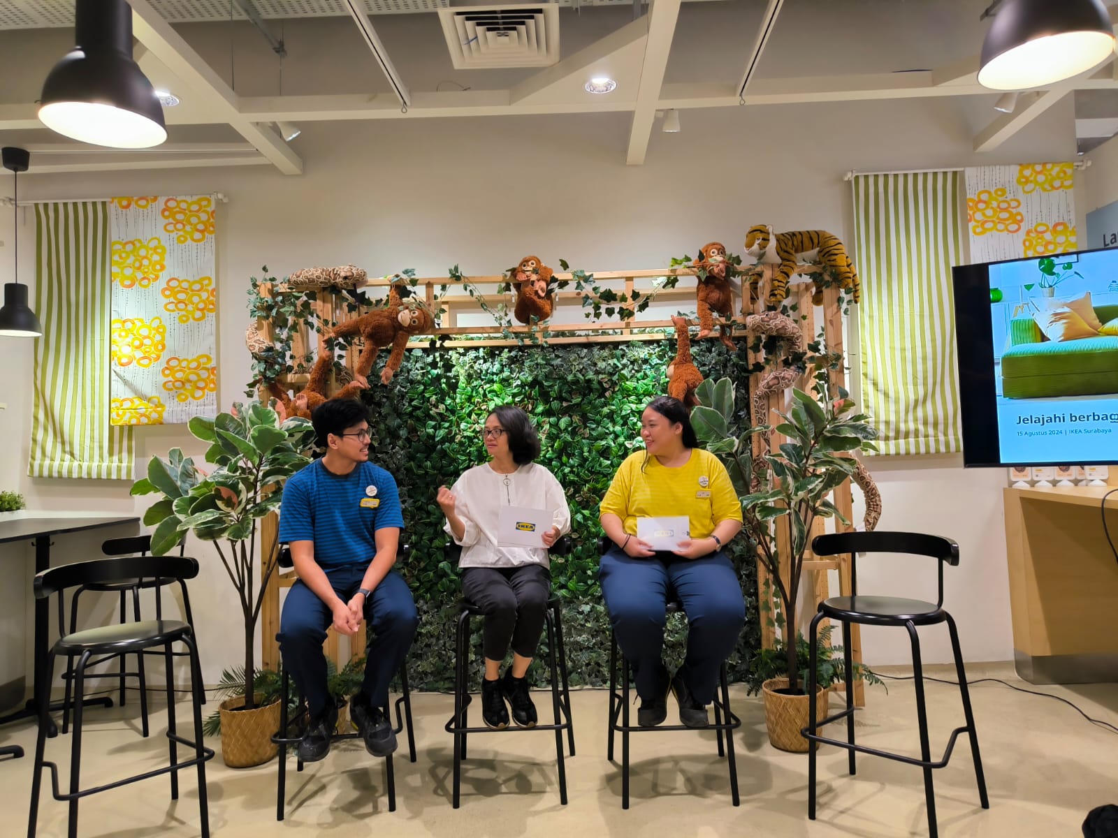 INSPIRATIF dan SOLUTIF: Ririn Basuki (tengah) bersama Tim IKEA menjelaskan toko IKEA memberikan solusi yang menarik dan inspiratif bagi keluarga dalam setiap perencaan interior rumah.