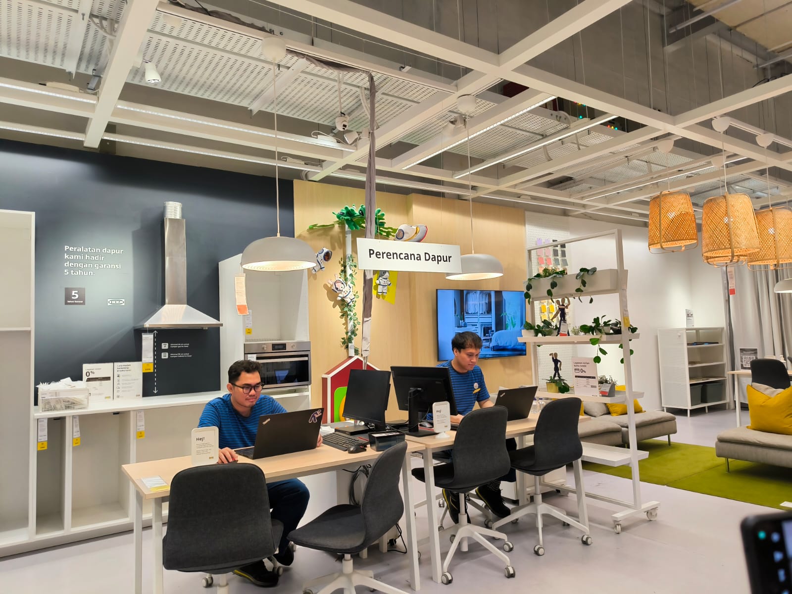 Tim interior design yang siap melayani customer dalam perencanaan interior rumah supaya lebih menarik dan inspiratif.