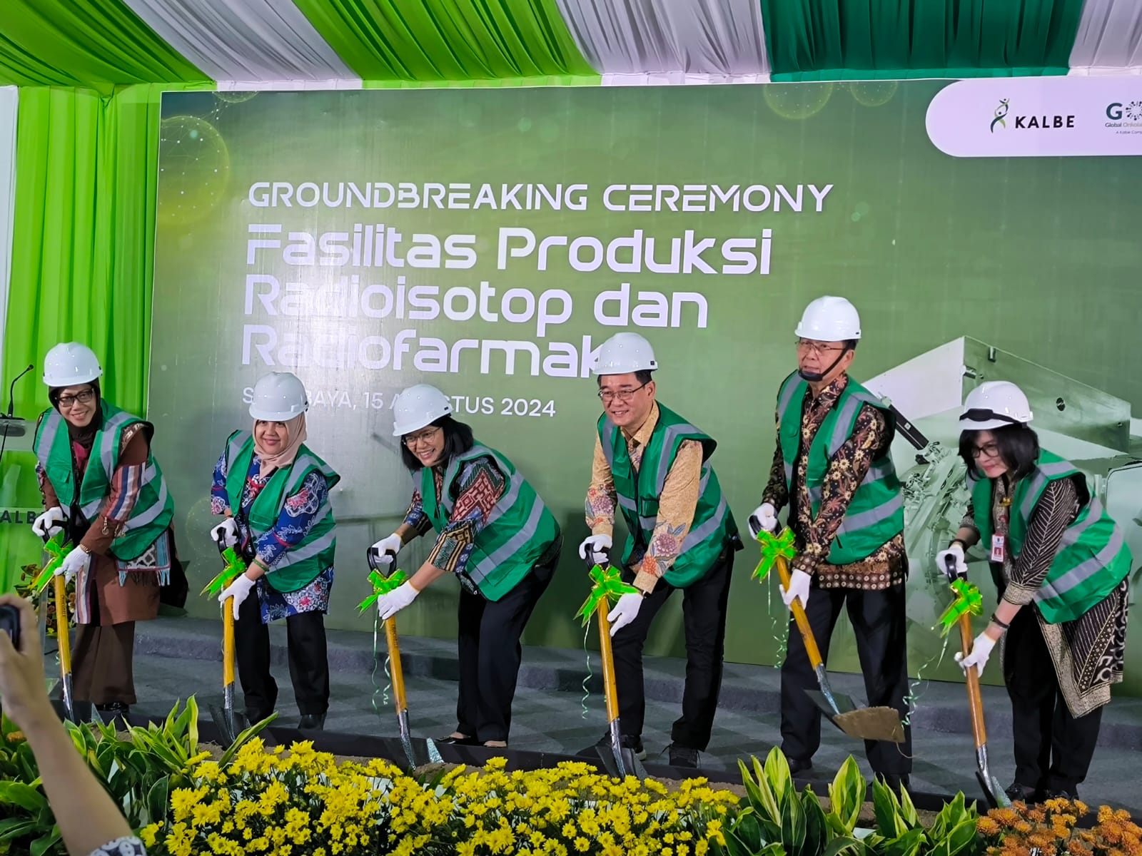 GROUND BREAKING: Dari kiri, Dr. Fenny Apridawati, Dr. Ir. Dyah Wahyu, MA, Dr. Dra. L. Rizka Andalucia Apt, M.Pharm, MARS, Mulialie, dr. Eko Purnomo Sp.KN-TM(K) dan Prof.Dr. dr. Cita Rosita Sp.KK (K).