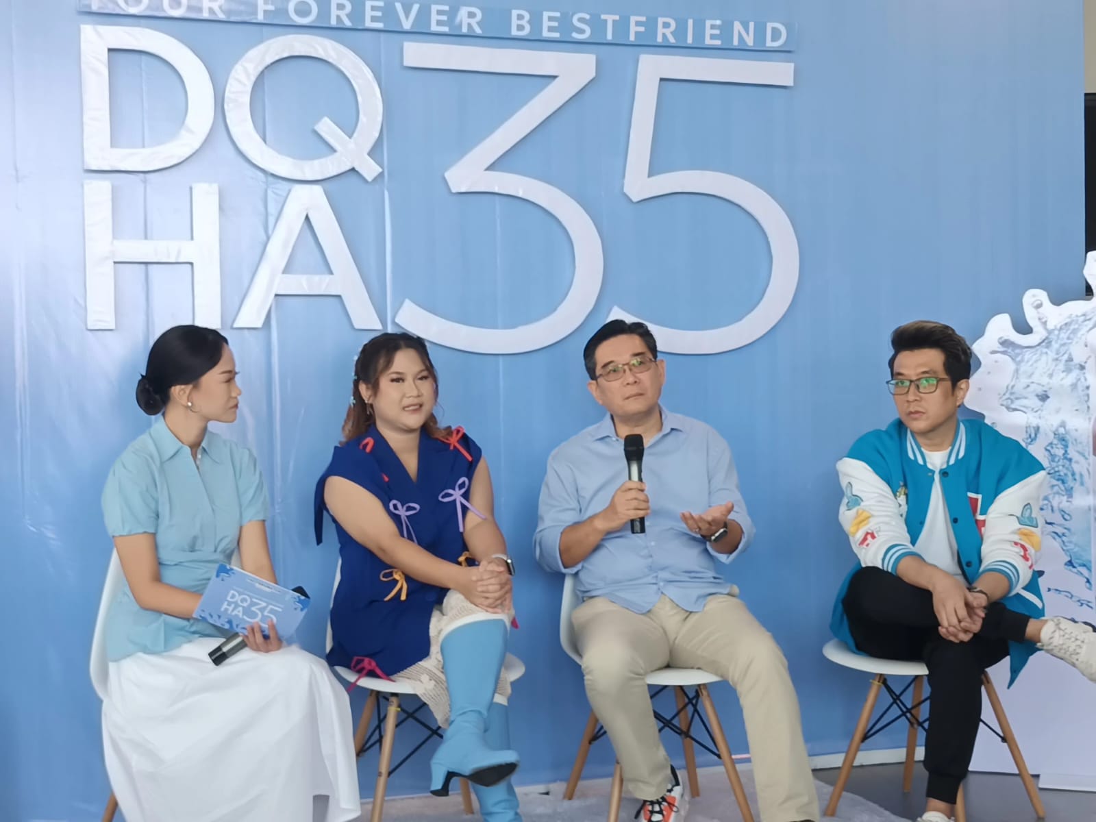 BAHAS HIDRASI KULIT: Direktur PT Kalbe Farma Tbk Mulialie bersama para pembicara dalam media discussion Kalbe Academia for Media di Surabaya, Jumat (16/8).
