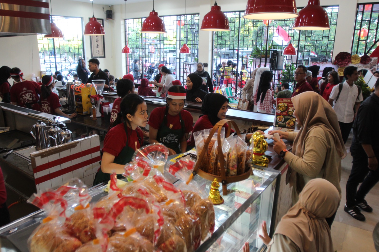 RAMAI: Suasana Kopitiam Ciamso di Jemursari Surabaya yang baru dibuka.