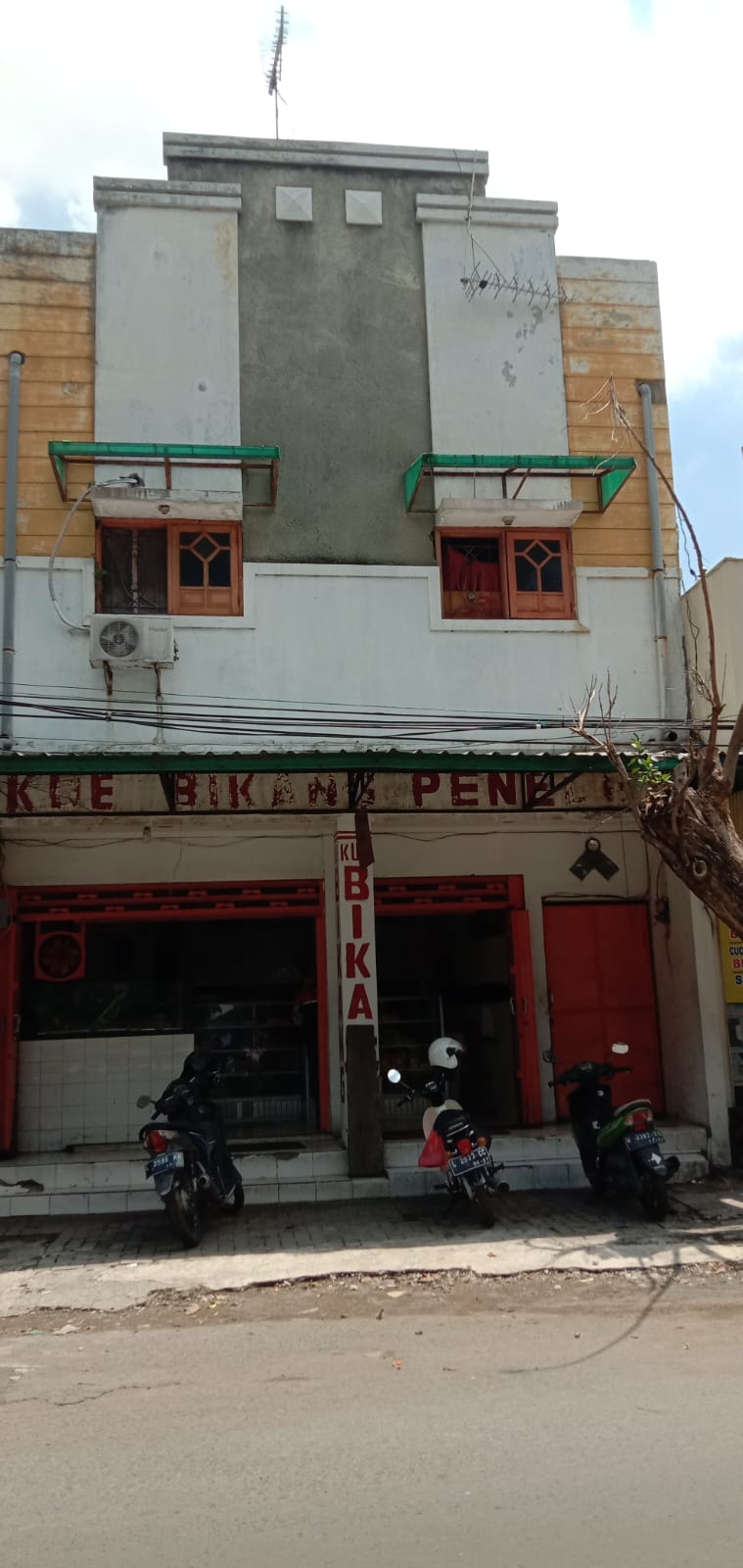 Toko kue Bikang Peneleh awalnya berada di depan gang Lawang Seketeng.