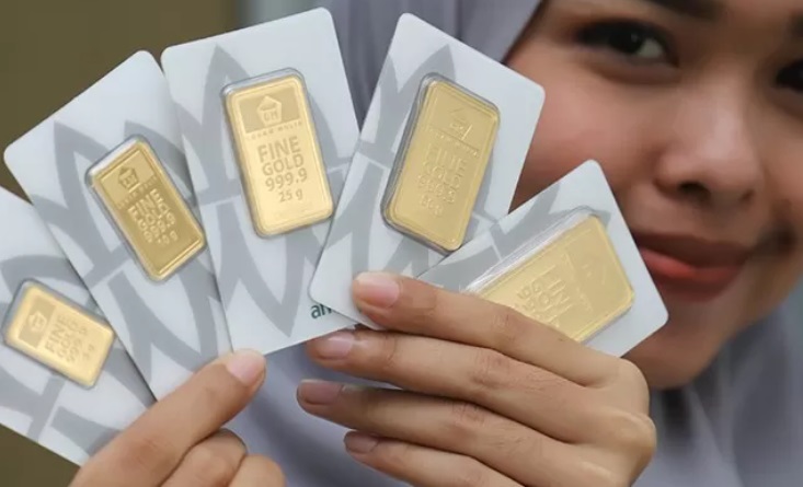 ISTIMEWA: Harga emas Antam pagi ini, Rabu, 21 Agustus 2024 pukul 08.30 mengalami penurunan Rp 4.000. (JAWAPOS.COM)