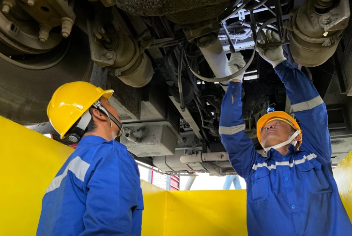 AKTIVITAS: Aktivitas perbaikan mesin otomotif di salah satu perusahaan BUMN bidang transportasi, Damri. (KABARBUMN)