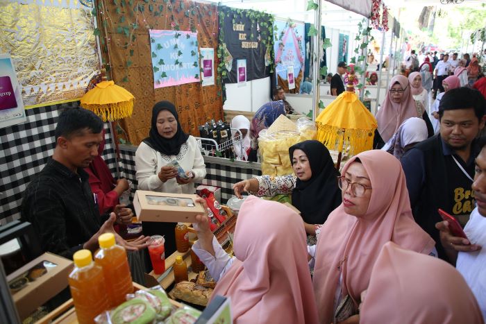 RAMAI: Pengunjung melihat aneka produk yang dipamerkan di Surabaya Halal Fest di kompleks Alun-Alun Balai Pemuda, Surabaya, Rabu (21/8). (SURYANTO/RADAR SURABAYA)