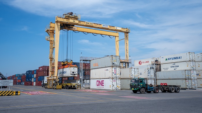 AKTIVITAS: Aktivitas bongkar muat di Terminal Petikemas Surabaya. BI mencatat  di triwulan II/2024, surplus neraca perdagangan barang meningkat. (IST)