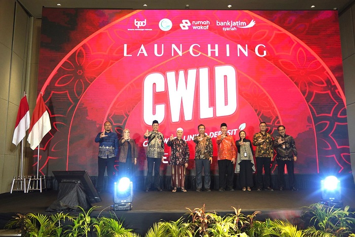 SELAMAT: Unit Usaha Syariah (UUS) Bank Jatim melaunching Cash Waqf Linked Deposit (CWLD), Rabu (21/8). (ABDULLAH MUNIR/RADAR SURABAYA BISNIS)