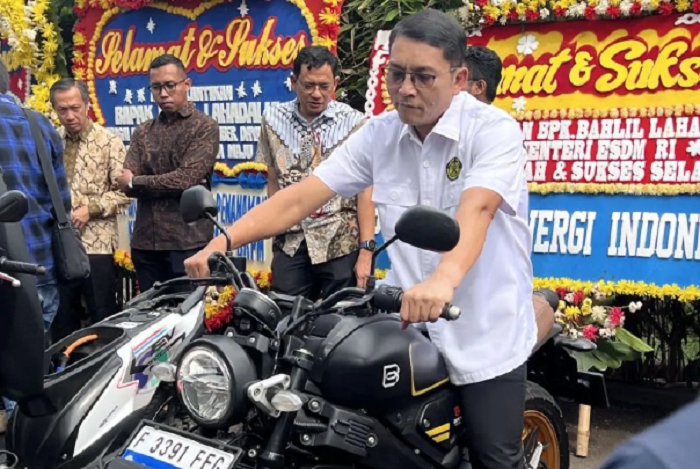 TERKINI: Sekretaris Jenderal Kementerian ESDM Dadan Kusdiana mencoba salah satu motor hasil konversi di Kantor Kementerian ESDM, Jakarta, Kamis (22/8).