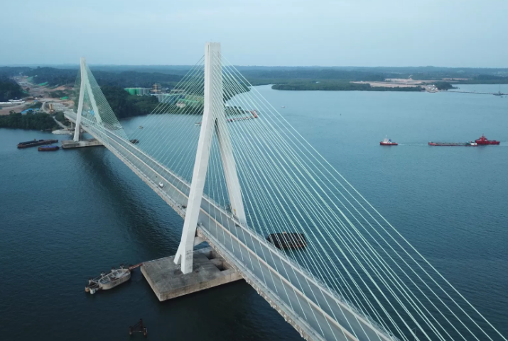 MEGAH: Jembatan Pulau Balang yang menjadi penghubung Balikpapan dengan Kabupaten Penajam Paser Utara yang menjadi lokasi Ibu Kota Nusantara. Jembatan ini dibangun menggunakan campuran FABA PLN. (IST)