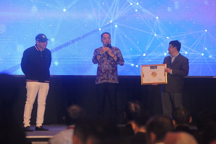SEMANGAT: Wali Kota Surabaya Eri Cahyadi menerima penghargaan CIEP Medal of Distinction 2024 dari MarkPlus Institute yang diserahkan dalam perhelatan- Indonesia Marketing Festival  (IMF) 2024.