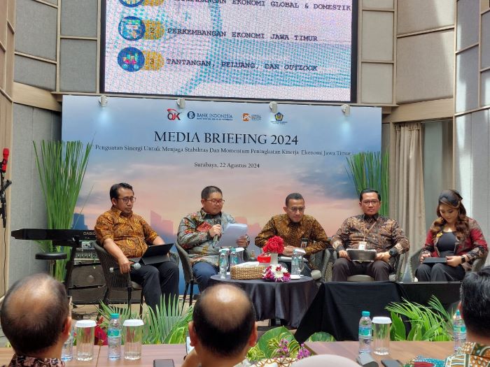 BAHAS EKONOMI: Media Briefing Triwulan III/2024 bertajuk Penguatan Sinergi untuk Menjaga Stabilitas dan Momentum Peningkatan Kinerja Ekonomi Jatim yang dihelat OJK di Surabaya, Kamis (22/8). (IST)