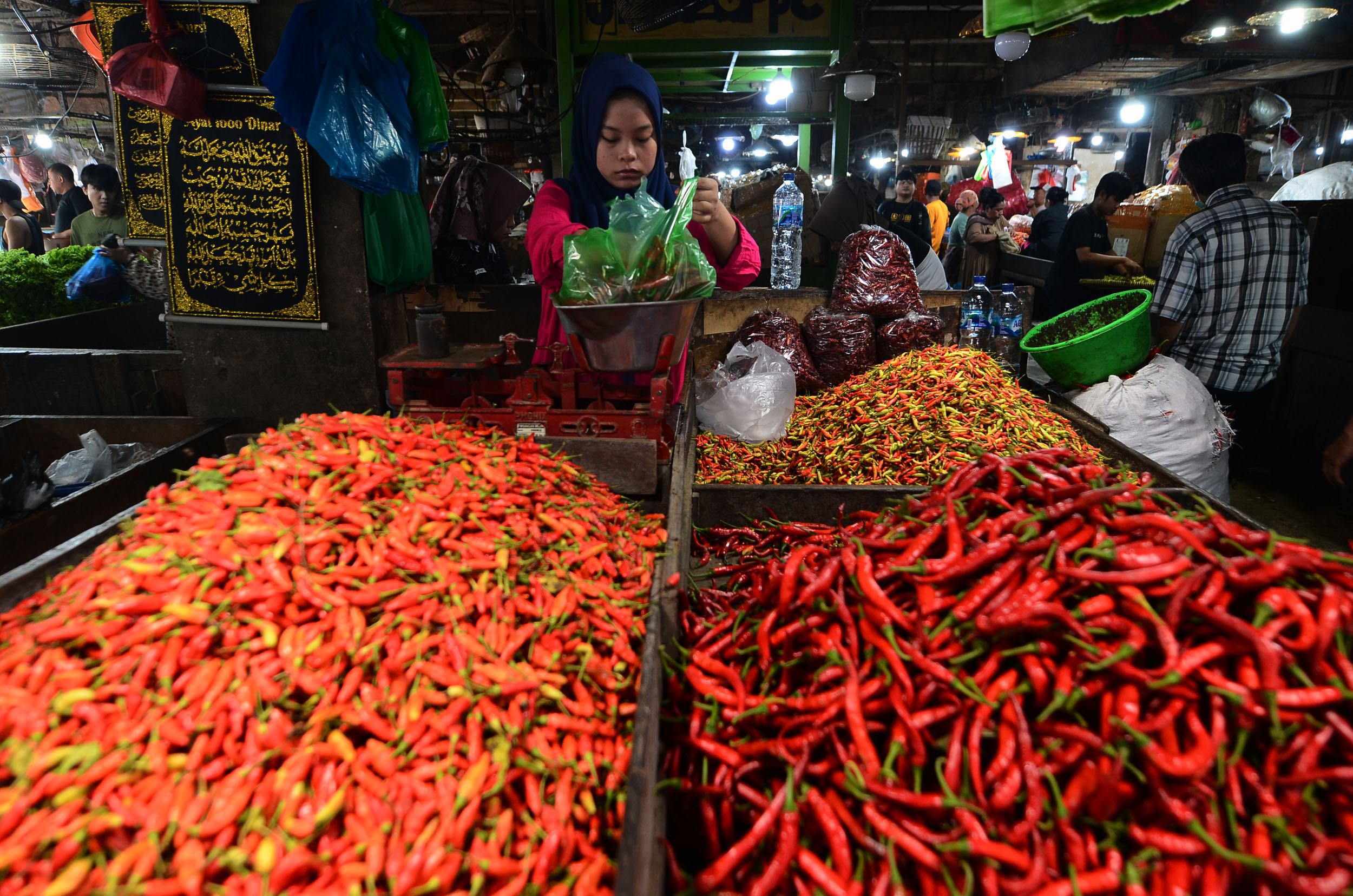 MASIH PEDAS: Bapanas pagi ini merilis harga cabai merah serta cabai rawit mengalami penutunan bila dibandingkan harga kemarin. (ANDY SATRIA/RADAR SURABAYA)