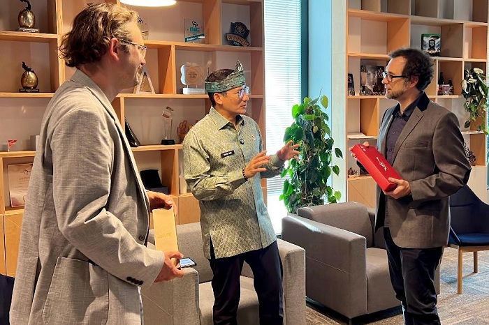 JAJAKI KERJA SAMA: Menteri Pariwisata dan Ekonomi Kreatif Sandiaga Salahuddin Uno saat bertemu dengan 11 Bit Studio di Polandia, Jumat (23/8).