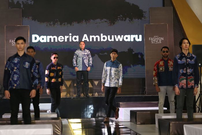 MARKETING: Wali Kota Surabaya Eri Cahyadi memperagakan busana batik khas Surabaya di acara Men&rsquo;s Fashion Style Reborn (MFSR) 2024, di mal Ciputra World Surabaya, Minggu (25/8) malam.