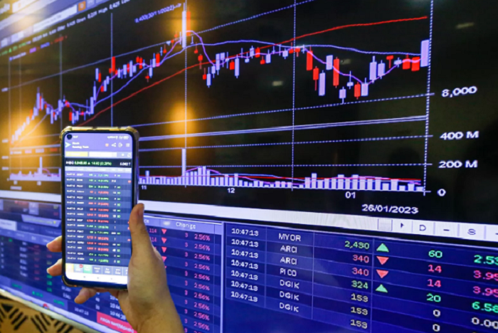 SERIUS: Karyawan memantau pergerakan harga saham di salah satu Sekuritas di Jakarta. (JAWAPOS)