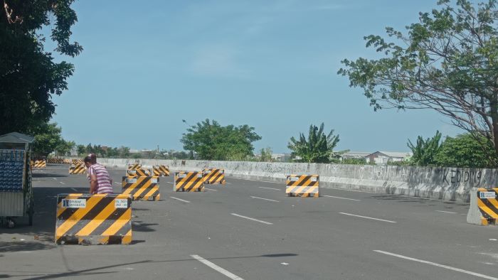 MANDEG: Salah satu ruas Jalan Lingkar Luar Timur di kawasan Tambak Wedi, Surabaya yang sudah rampung dibangun. (SURYANTO/RADAR SURABAYA)