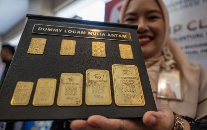 STAGNAN: Harga emas Antam pagi ini, Selasa, 27 Agustus 2024 pukul 08.30 bertahan di Rp 1.420.000 per gram. (IST)