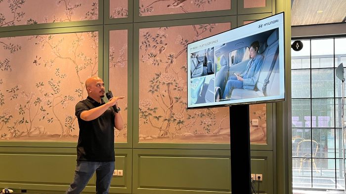 MODEL TERBARU: Head of Public Relations Hyundai Motors Indonesia, Uria Simanjuntak saat mengenalkan fitur-fitur dari All-New KONA Electric, Selasa (27/8).