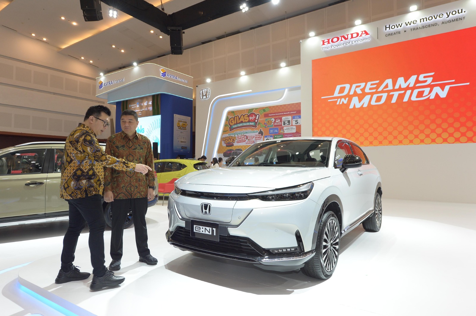 BARU: President Director Honda Surabaya Center Ang Hoey Tiong bersama Director Honda Scurabaya Center Wendy Miharja dalam acara pembukaan GIIAS 2024 di Grand City Mall and Convex, Rabu (28/8).