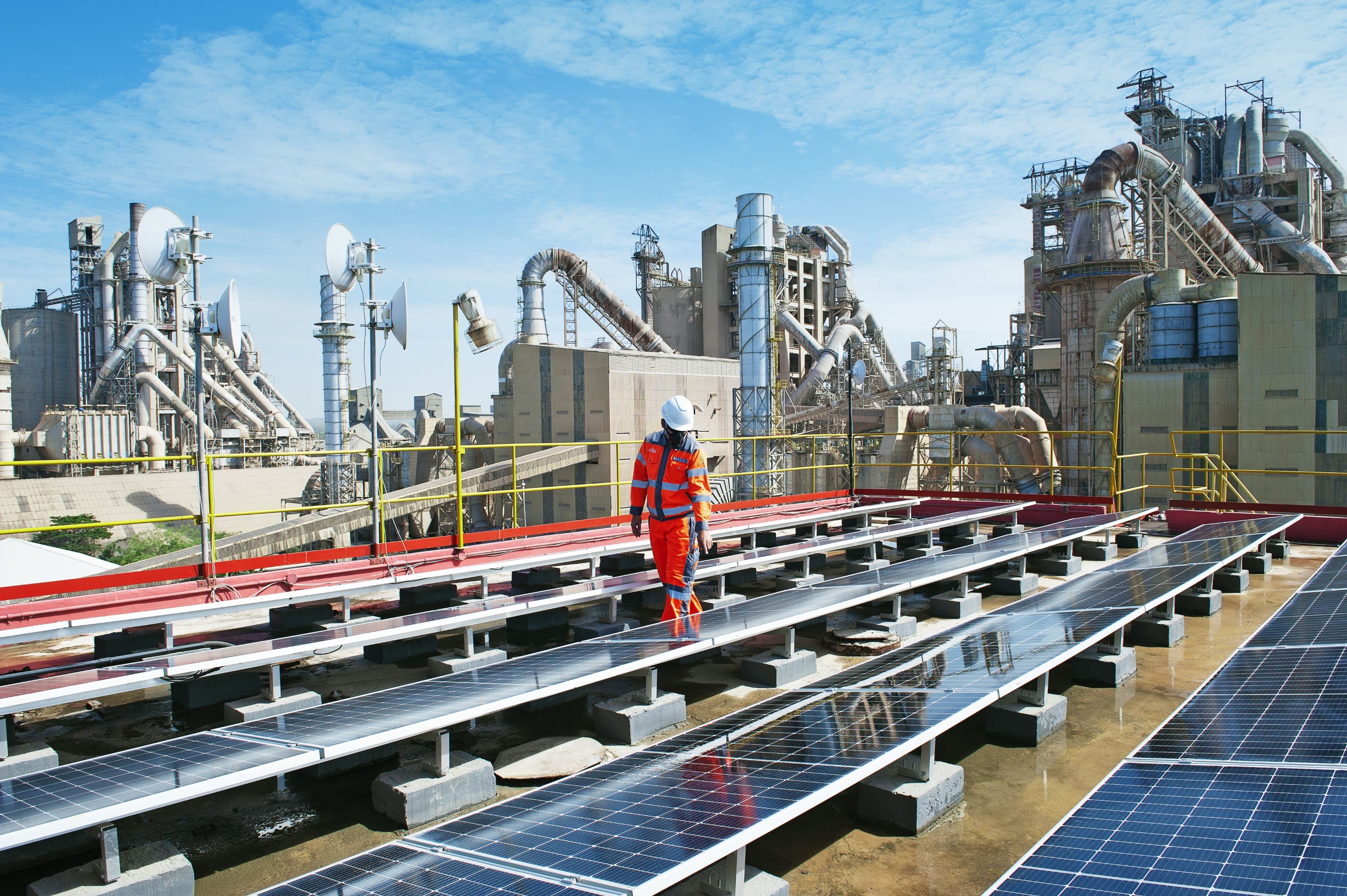 SIAP: Fasilitas solar panel di SIG Pabrik Tuban, Jawa Timur, sebagai upaya peningkatan operational excellence dengan menerapkan prinsip pembangunan berkelanjutan untuk mencapai target dekarbonisasi.