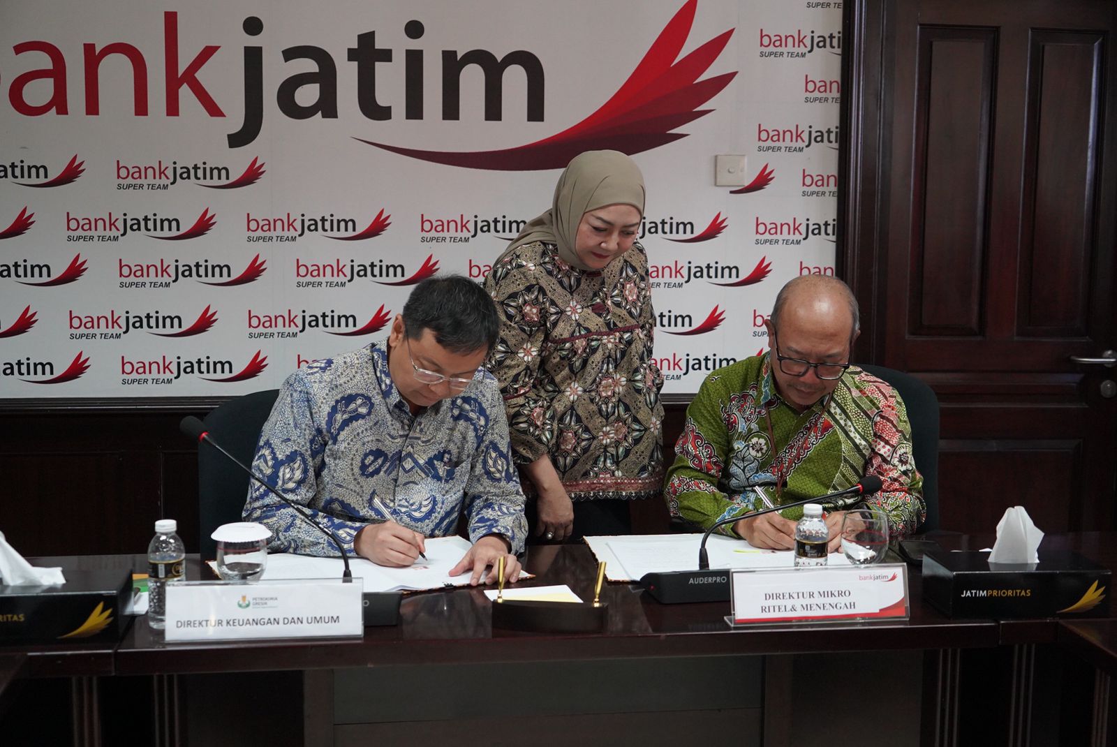 KERJA SAMA: Bank Jatim melakukan penandatanganan perjanjian kredit dengan PT Petrokimia Gresik.