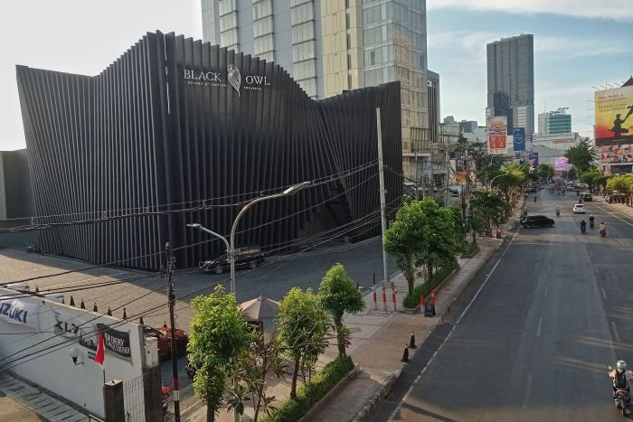 BARU: Pengendara kendaraan bermotor melintas tak jauh dari bangunan RHU di Jalan Basuki Rahmat, Surabaya, Jumat (30/8).