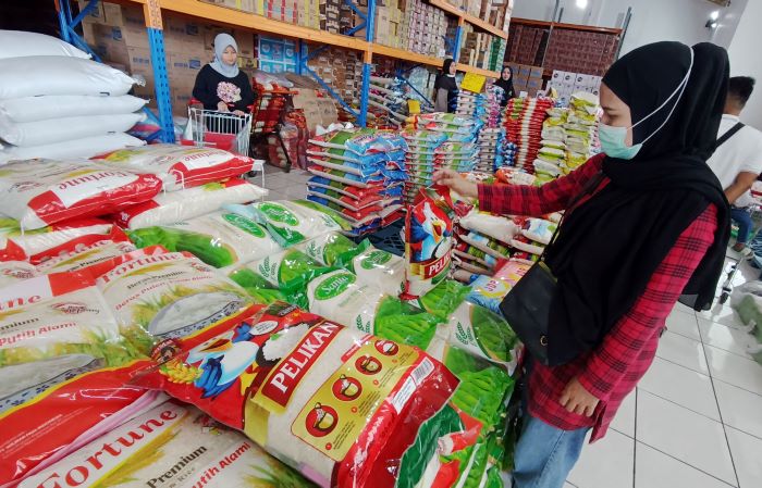 HARGA NAIK: Harga beras jenis premium maupun medium hari ini, Minggu (1/9), mengalami kenaikan bila dibandingkan dengan harga kemarin.