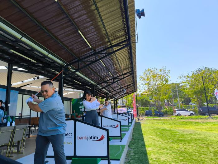 GAYA HIDUP SEHAT: Ben Mulya Wanandi dan Ivana Tantoyo melakukan tee-off di driving range Le Grande Golf Club di The Grand Kenjeran untuk mendukung gaya hidup sehat kalangan muda.
