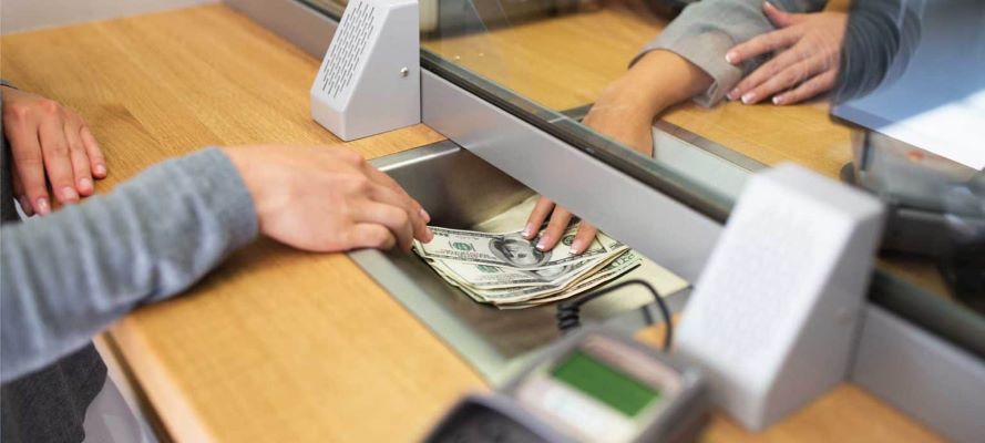 ILUSTRASI: Konsumen menukarkan dolarnya dengan rupiah di sebuah mone changer.