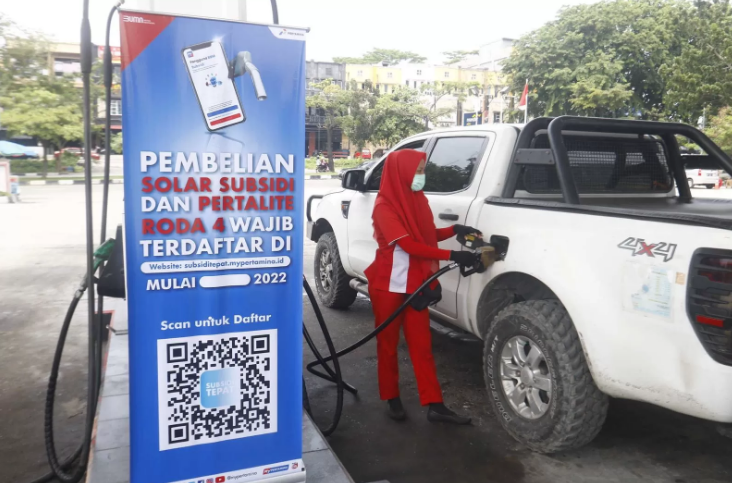 ISI BENSIN: Pertamina Patra Niaga memajang imbauan penggunaan QR Code untuk pembelian BBM bersusbsidi di SPBU.