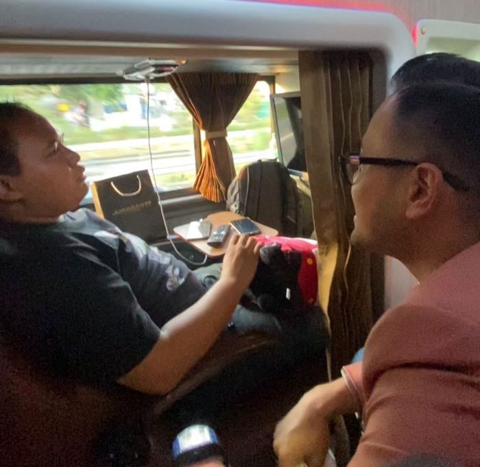 SURPRISE: Gilang Widya Pramana alias Juragan 99 (kanan) mendadak menjadi pramugara bus AKAP Juragan 99 Trans Jurusan Jakarta &ndash; Malang di Hari Pelanggan Nasional.