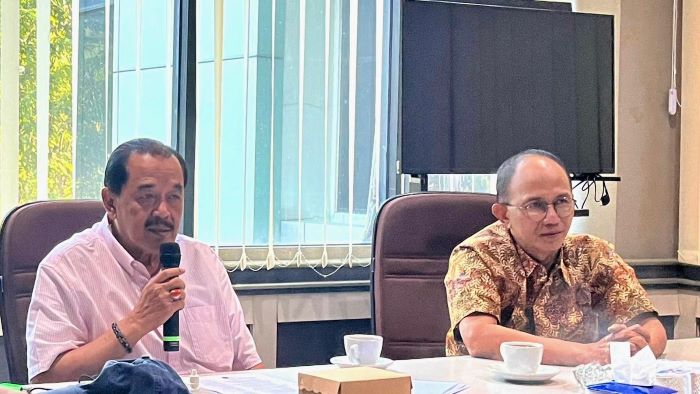 SIAP: Erlangga Satriagung (kiri), Ketua Dewan Pertimbangan dan Adik Dwi Putranto, Ketua Dewan Pengurus, saat memimpin rapat Dewan Pertimbangan Kadin Jawa Timur di Graha Kadin Jatim.