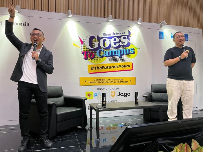 BERI PEMAPARAN: Head of General Services PT Bank Jago Tbk, Nanang Harianto (kiri) memberikan pemaparan kepada para mahasiswa ITS, dalam talkshow yang digelar di kampus setempat, Kamis (5/9).