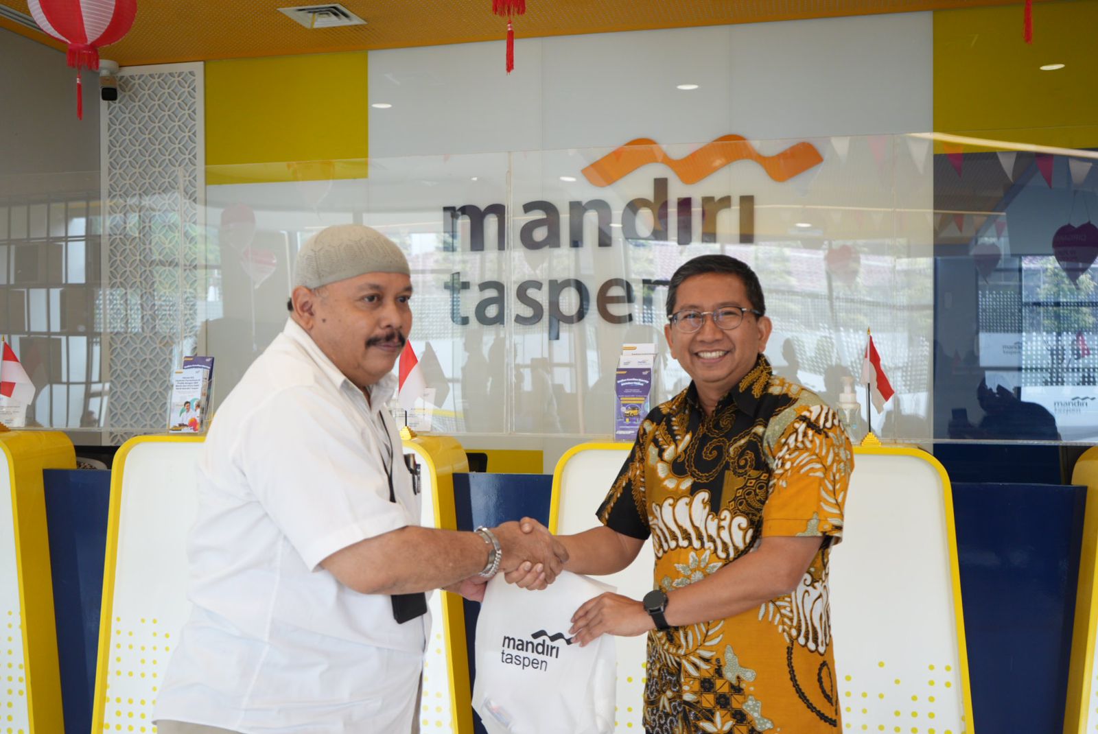 PELAYANAN: Direktur IT & Digital Widi Nugroho serahkan hadiah secara s&iacute;mbolis ke salah seorang nasabah dalam rangka Hari Pelanggan Nasional di Gedung Graha Mantap, Bank Mandiri Taspen KC Jakarta