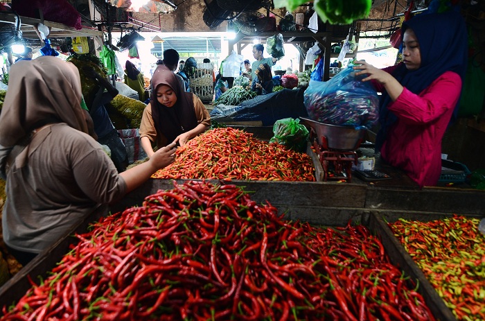 MURAH: Harga cabai di sejumlah pasar tradisional di Surabaya hari ini, Selasa (10/9), kompak turun harga.