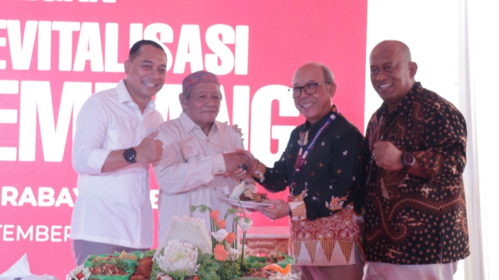 KERJA SAMA: Direktur Mikro, Ritel, dan Menengah Bank Jatim R Arief Wicaksono (dua dari kanan) bersama Wali Kota Surabaya Eri Cahyadi (kiri) saat di Pasar Kembang Surabaya.