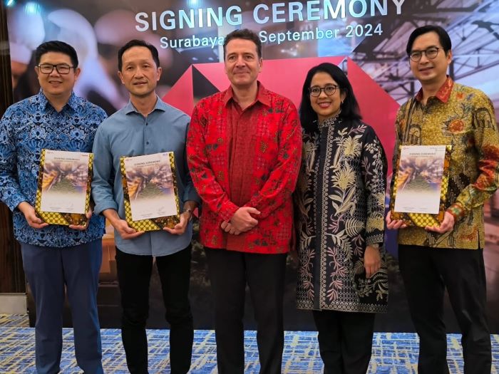 MOU: Dari Kiri: Richard Cahadi, Henry Suwignjo, Francois de Maricourt, Delia Melissa,Alan Karyono foto usai teken  MoU antara HSBC dengan PT Bambang Djaja, Borwita Group, PT Mega Global Food Industry