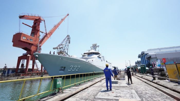 GAGAH: KRI I Gusti Ngurah Rai-332 saat melaksanakan pemeliharaan dan Perbaikan di dock Irian.